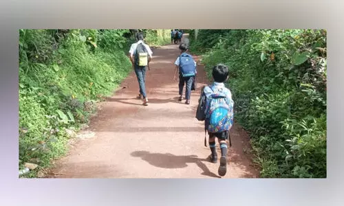 സ്കൂ​ൾ ബാ​ഗി​ന്റെ ഭാരം പത്തു കിലോയോളം ; കുട്ടികൾ ചുമന്ന് മടുത്തു