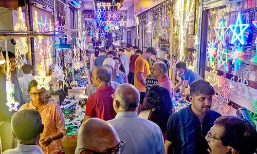 നക്ഷത്ര രാവിനായി  അണിഞ്ഞൊരുങ്ങി നാട്