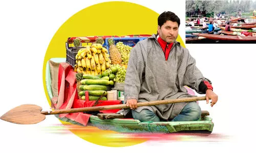 ദാ​ൽ ത​ടാ​ക​ത്തി​ലെ പ​ച്ച​ക്ക​റി മാ​ർ​ക്ക​റ്റ്