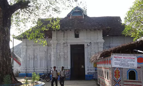 തൃശൂർ കൂടൽമാണിക്യം ക്ഷേത്രത്തിൽ വൻ ക്രമക്കേട്: അമ്പലം വിഴുങ്ങികൾ തട്ടിയത് 8.60 ലക്ഷമെന്ന് റിപ്പോർട്ട്