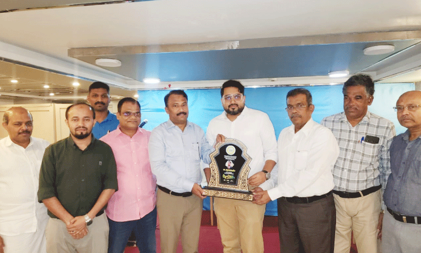 കെ.വി. മുബാറക്കിനെ കെ.എം.സി.സി ആദരിച്ചു കെ.വി. മുബാറക്കിനെ കെ.എം.സി.സി ആദരിച്ചു