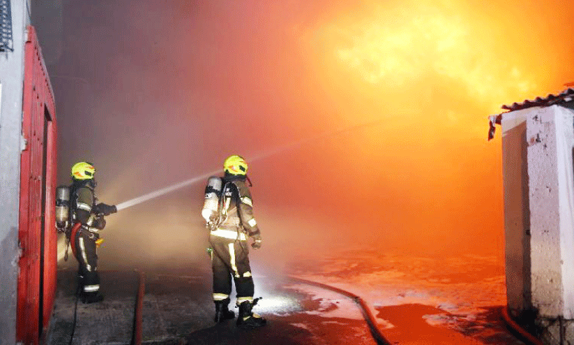 ന​യി​മി​ലെ വെ​യ​ർ ഹൗ​സി​ൽ തീ​പി​ടി​ത്തം; ഒ​മ്പ​തു​പേ​രെ ര​ക്ഷ​പ്പെ​ടു​ത്തി