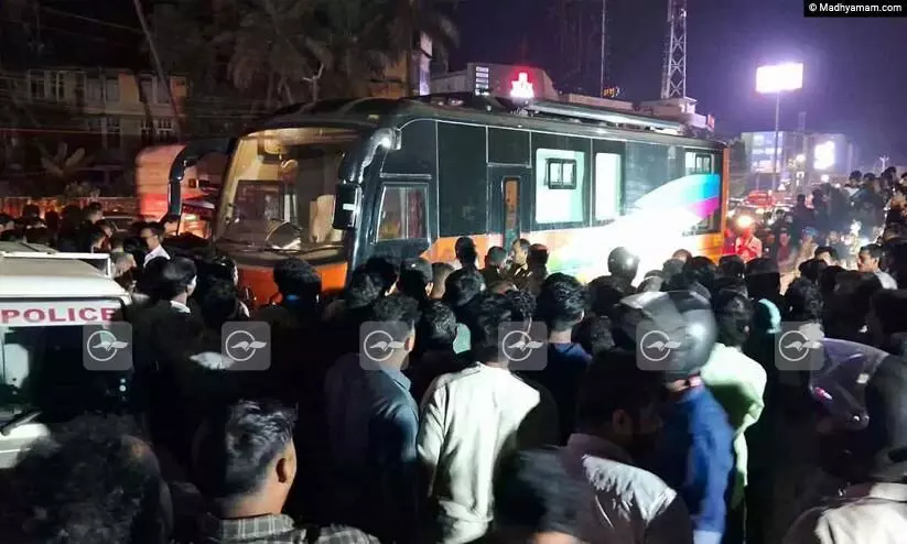 കാരവന്റെ സ്റ്റെപ്പിനരികിൽ ഒരാൾ മരിച്ചുകിടക്കുന്നു, മറ്റെയാൾ പിൻഭാഗത്തും; മരണകാരണം എ.സിയിലെ ഗ്യാസ് ചോർച്ചയെന്ന് നിഗമനം