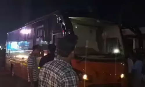 വടകര കരിമ്പനപ്പാലത്ത് കാരവനിൽ രണ്ടുപേർ മരിച്ച നിലയിൽ