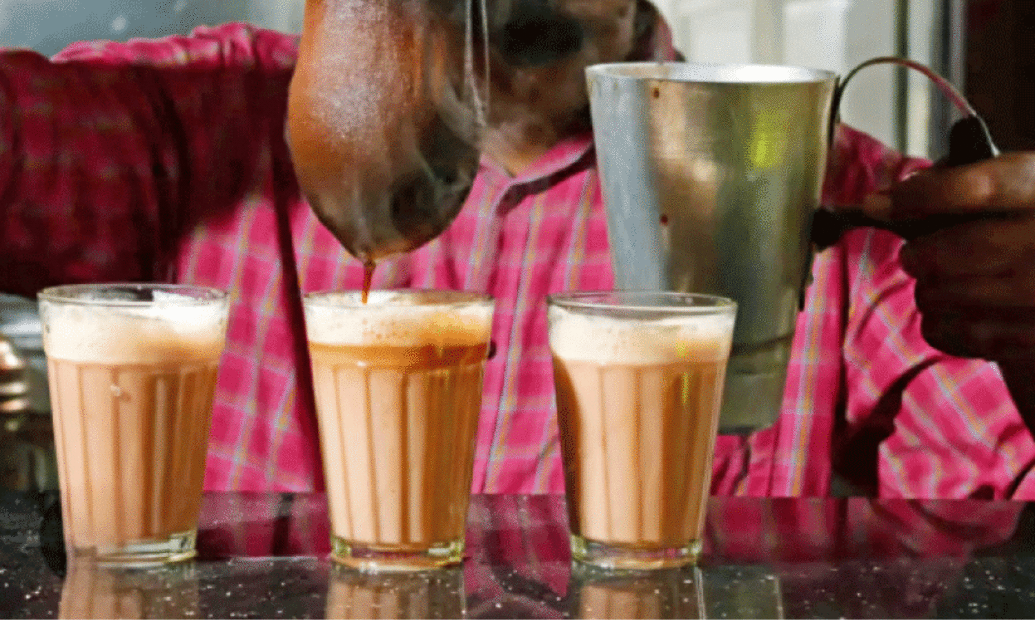 ത​ണു​പ്പ് കൂ​ടി​യ​തോ​ടെ അ​ടി​ച്ചാ​യ ​പ്രി​യം വ​ർ​ധി​ച്ചു