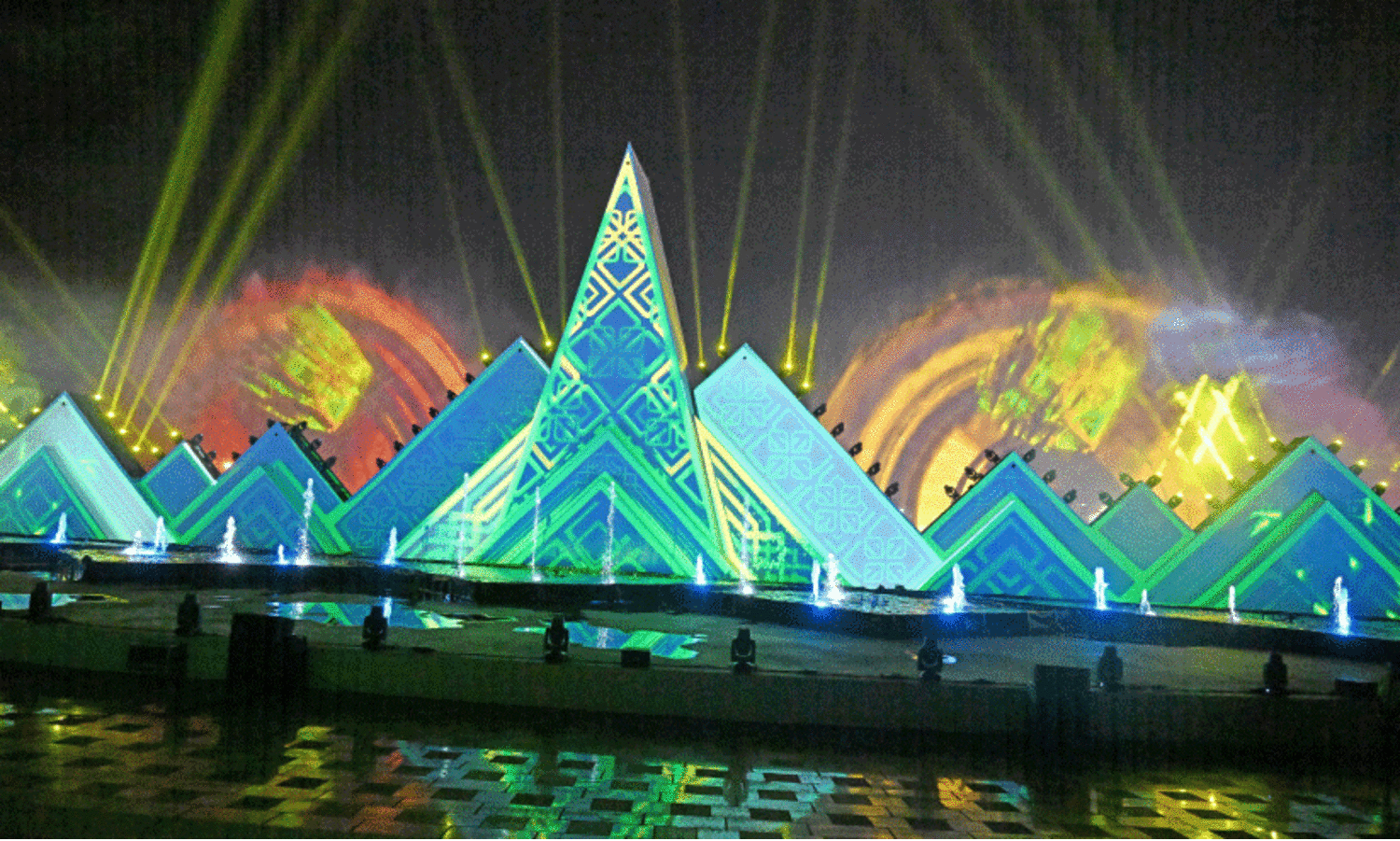 ആ​ഘോ​ഷ വാ​തി​ലു​ക​ൾ തു​റ​ന്നു; ഇ​നി 30   സു​ന്ദ​ര​രാ​വു​ക​ൾ