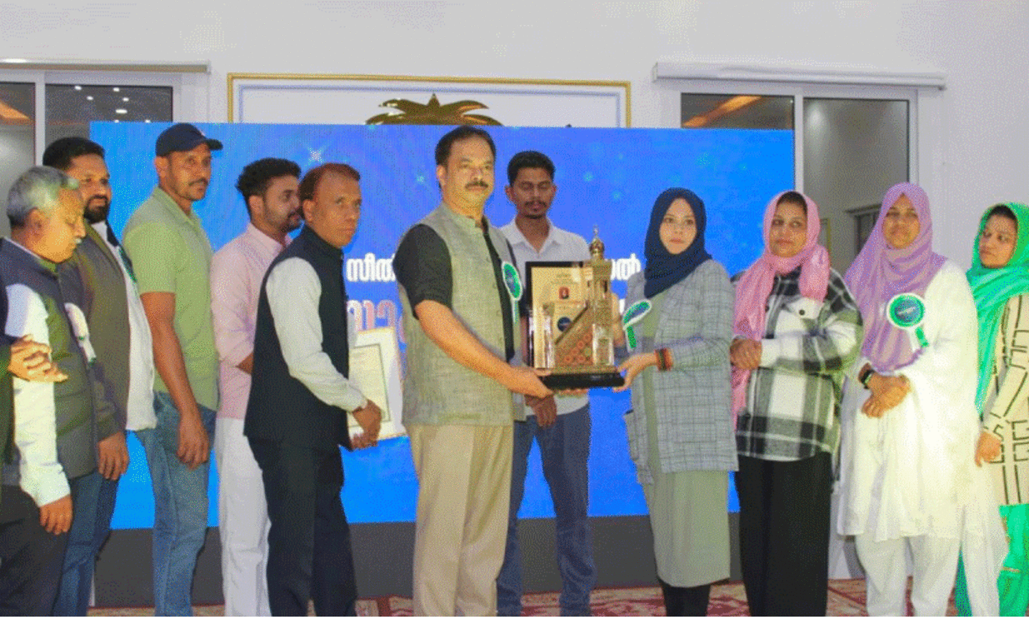 ​കെ.​എം.​സി.​സി സീ​തി സാ​ഹി​ബ് ബീ​ഗം സാ​ഹി​ബ അ​വാ​ർ​ഡ് അ​ഡ്വ. ഫാ​ത്തി​മ ത​ഹ് ലി​യ​ക്ക് സ​മ്മാ​നി​ച്ചു