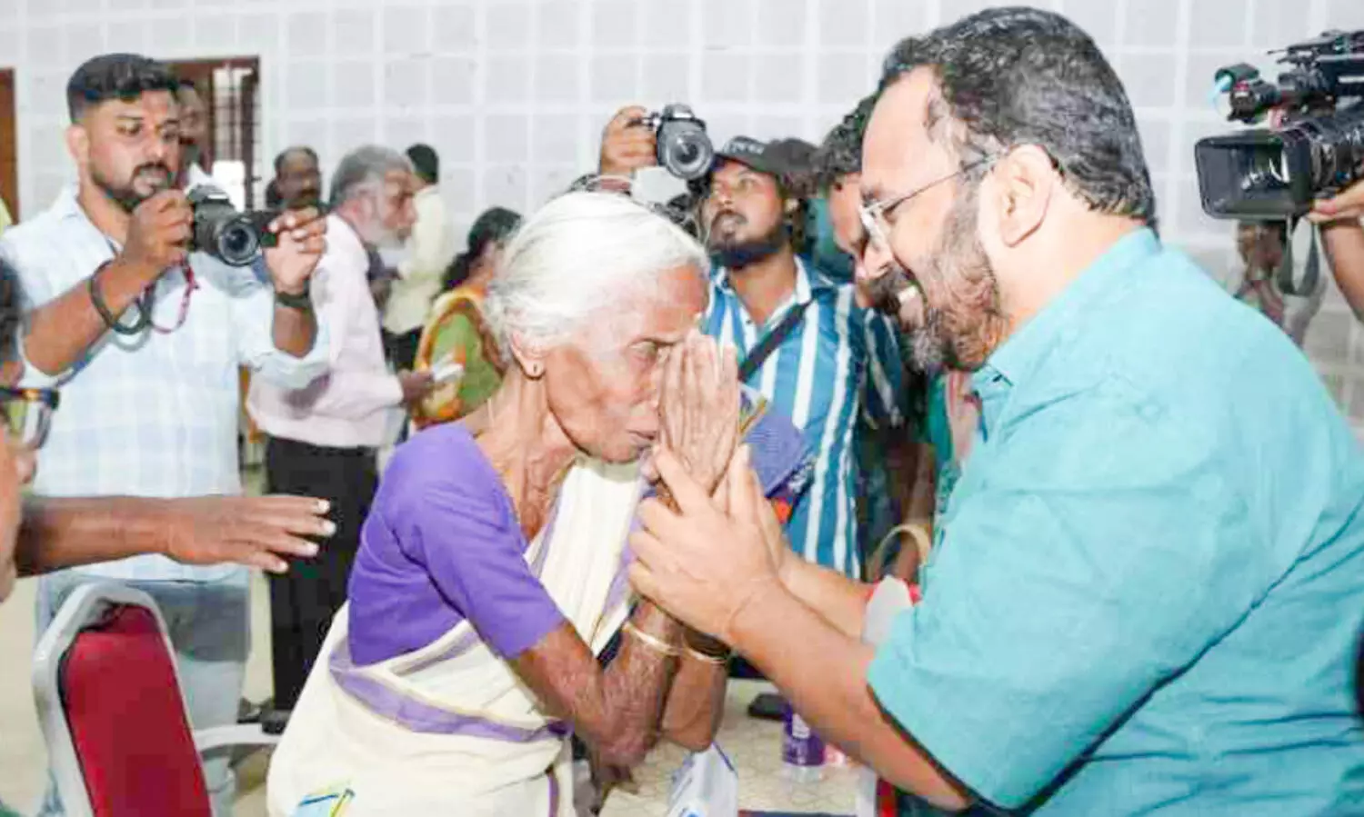 ‘കരുതലും കൈത്താങ്ങും’ അദാലത്ത്; ഉദ്യോഗസ്ഥരുടെ കർത്തവ്യം ഓർമിപ്പിച്ച് മന്ത്രിമാർ