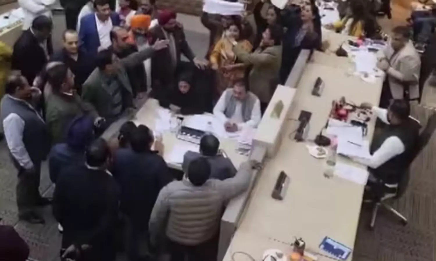 അംബേദ്കർ വിവാദം: ഛണ്ഡിഗഢ് മുൻസിപ്പാലിറ്റിയിൽ തമ്മിൽ തല്ലി കോൺഗ്രസും ബി.ജെ.പിയും -Video