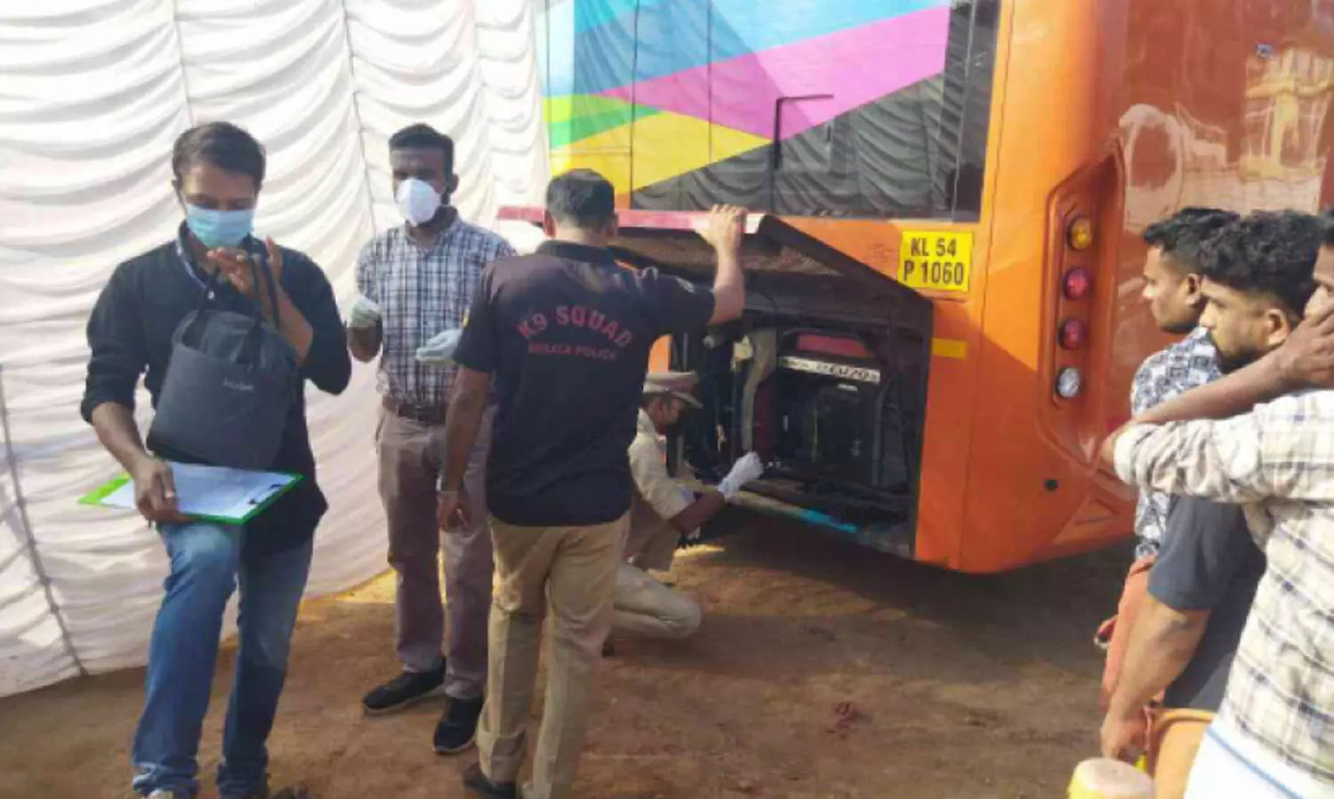 കാ​ര​വ​നി​ൽ യു​വാ​ക്ക​ളു​ടെ മ​ര​ണം വി​ഷ​പ്പു​ക ശ്വ​സിച്ചെ​ന്ന് നി​ഗ​മ​നം