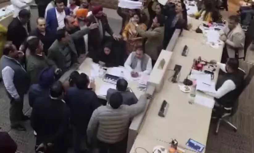 അംബേദ്കർ വിവാദം: ഛണ്ഡിഗഢ് മുൻസിപ്പാലിറ്റിയിൽ തമ്മിൽ തല്ലി കോൺഗ്രസും ബി.ജെ.പിയും -Video അംബേദ്കർ വിവാദം: ഛണ്ഡിഗഢ് മുൻസിപ്പാലിറ്റിയിൽ തമ്മിൽ തല്ലി കോൺഗ്രസും ബി.ജെ.പിയും -Video