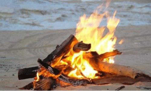 ചൂ​ടു​കാ​യാ​ൻ തീ​കൂ​ട്ടു​ന്ന​വ​ർ​ക്ക്​ സി​വി​ൽ ഡി​ഫ​ൻ​സ്​ മു​ന്ന​റി​യി​പ്പ്​