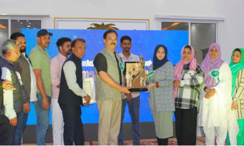 ​കെ.​എം.​സി.​സി സീ​തി സാ​ഹി​ബ് ബീ​ഗം സാ​ഹി​ബ അ​വാ​ർ​ഡ് അ​ഡ്വ. ഫാ​ത്തി​മ ത​ഹ് ലി​യ​ക്ക് സ​മ്മാ​നി​ച്ചു