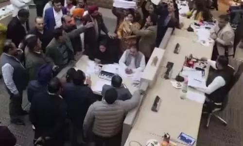 അംബേദ്കർ വിവാദം: ഛണ്ഡിഗഢ് മുൻസിപ്പാലിറ്റിയിൽ തമ്മിൽ തല്ലി കോൺഗ്രസും ബി.ജെ.പിയും -Video