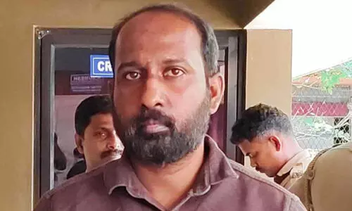 വീട്ടമ്മയെ പീഡിപ്പിച്ച് 13 ലക്ഷം തട്ടിയ ബസ് ഡ്രൈവർ അറസ്റ്റിൽ വീട്ടമ്മയെ പീഡിപ്പിച്ച് 13 ലക്ഷം തട്ടിയ ബസ് ഡ്രൈവർ അറസ്റ്റിൽ