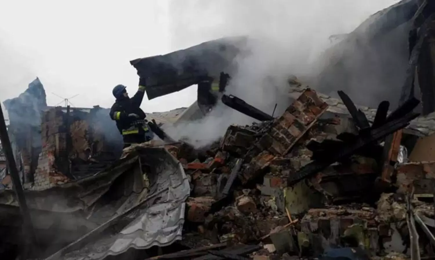 ക്രിസ്മസ് ദിനത്തിലും യുക്രെയ്നിൽ ആക്രമണം കടുപ്പിച്ച് റഷ്യ; തൊടുത്തത് 70 മിസൈലുകളും 100 ഡ്രോണുകളും