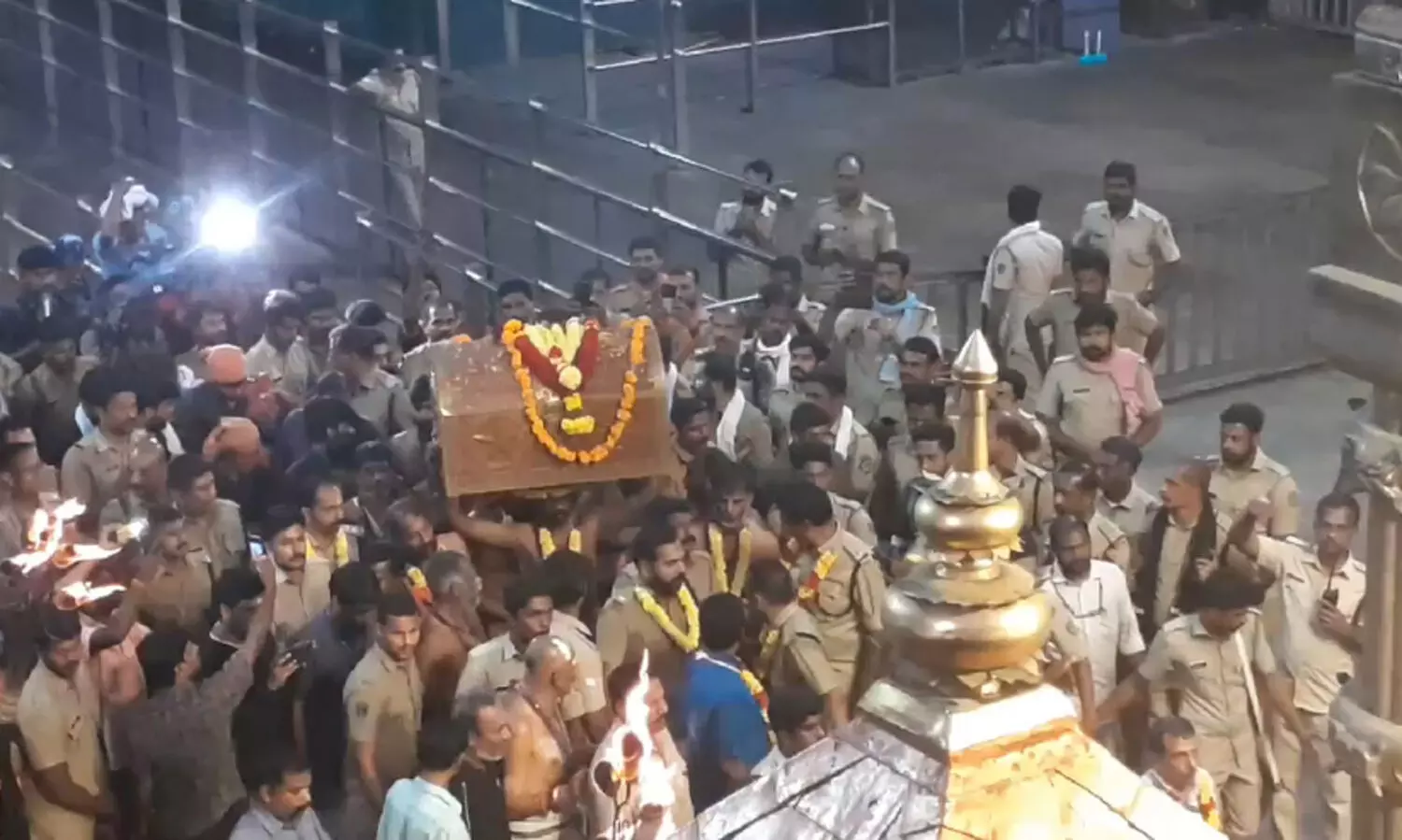 തങ്കയങ്കി പ്രഭയിൽ ദീപാരാധന; ഭക്തിസാന്ദ്രം സന്നിധാനം