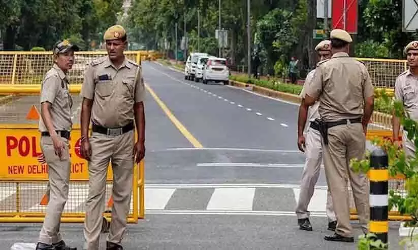 എട്ടു വയസുകാരിയുടെ മൃതദേഹം സൈനിക ക്വാർട്ടേഴ്സിൽ; ഡൽഹിയിൽ 19കാരൻ അറസ്റ്റിൽ എട്ടു വയസുകാരിയുടെ മൃതദേഹം സൈനിക ക്വാർട്ടേഴ്സിൽ; ഡൽഹിയിൽ 19കാരൻ അറസ്റ്റിൽ