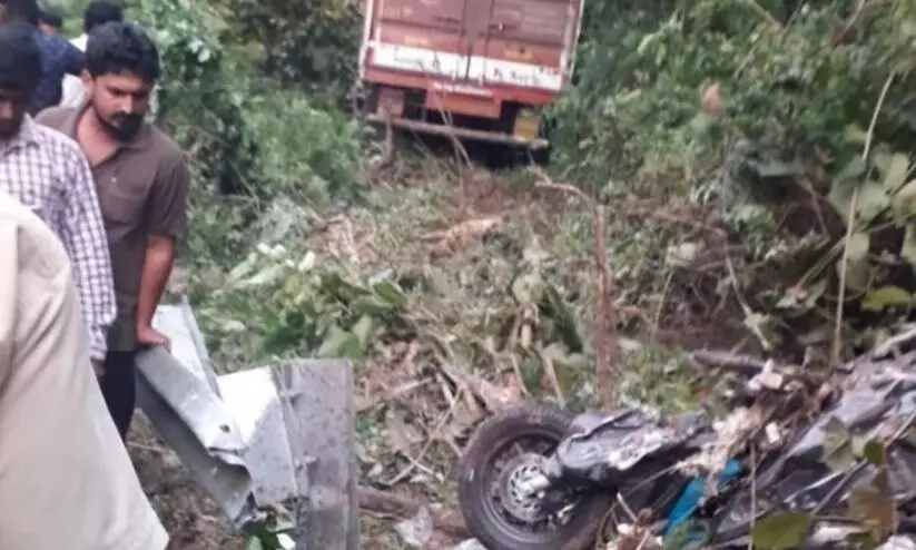 സ്കൂട്ടറിൽ കണ്ടെയ്നർ ലോറിയിടിച്ച് ദമ്പതികൾക്ക് ദാരുണാന്ത്യം സ്കൂട്ടറിൽ കണ്ടെയ്നർ ലോറിയിടിച്ച് ദമ്പതികൾക്ക് ദാരുണാന്ത്യം