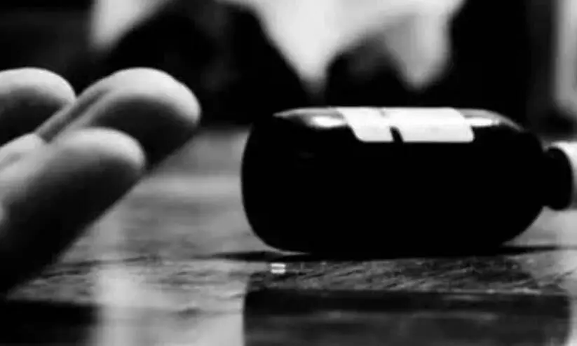 വയനാട് ഡി.സി.സി ട്രഷററും മകനും വിഷം കഴിച്ച് ഗുരുതരാവസ്ഥയിൽ