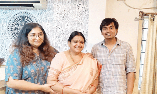 മാ​താ​വും മ​ക്ക​ളും ഒ​രേ വേ​ദി​യി​ൽ; ക്രി​സ്മ​സി​ന് അ​പൂ​ർ​വ​മൊ​രു സം​ഗീ​ത സം​ഗ​മം