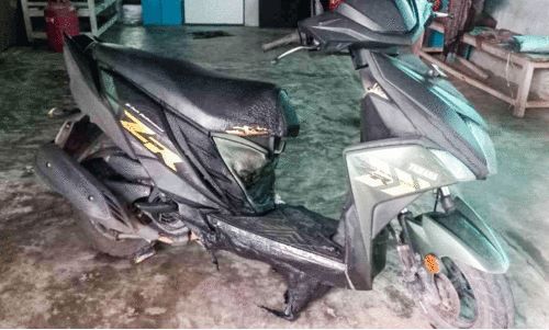 വീട്ടുമുറ്റത്ത് നിർത്തിയിട്ട സ്കൂട്ടർ കത്തിച്ചു വീട്ടുമുറ്റത്ത് നിർത്തിയിട്ട സ്കൂട്ടർ കത്തിച്ചു