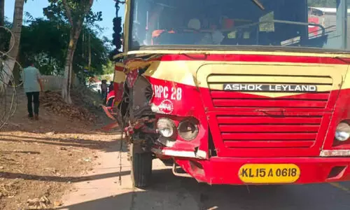 കെ.എസ്.ആർ.ടി.സി ബസും കാറും ഓട്ടോറിക്ഷയും കൂട്ടിയിടിച്ചു പ​തി​മൂ​ന്ന് പേ​ർ​ക്ക് പ​രി​ക്ക്​