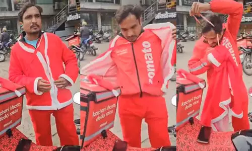 സാന്‍റാക്ലോസ് വസ്ത്രം അഴിപ്പിച്ചു, തടഞ്ഞുവെച്ച് ചോദ്യം ചെയ്തു; ഹിന്ദുത്വവാദികൾ ക്രിസ്മസിന് ഒരു ഡെലിവറി ബോയിയോട് ചെയ്തത്... VIDEO