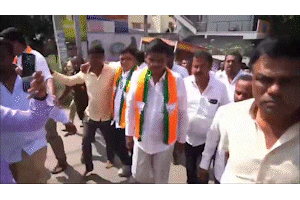 കർണാടകയിൽ ബലാത്സംഗ കേസിൽ ജാമ്യത്തിലിറങ്ങിയ ബി.ജെ.പി എം.എൽ.എക്ക് നേരെ മുട്ടയേറ്