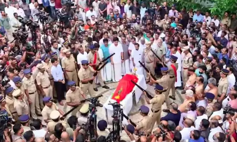 കാലം കടന്ന് നിത്യതയിലേക്ക്; മലയാളത്തെ മഹോന്നതമാക്കിയ എം.ടിക്ക് വിട