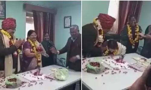 ഭാര്യയെ പരിചരിക്കാൻ സ്വയം വിരമിച്ചു; യാത്രയയപ്പ് പാർട്ടിക്കിടെ ഭാര്യ കുഴഞ്ഞുവീണു മരിച്ചു