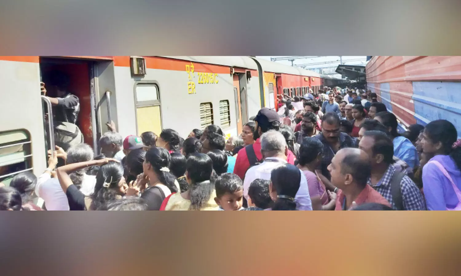 ജനറൽ കോച്ചുകൾ കുറവ്​;  ട്രെയിനുകളിൽ അനിയന്ത്രിത തിരക്ക്