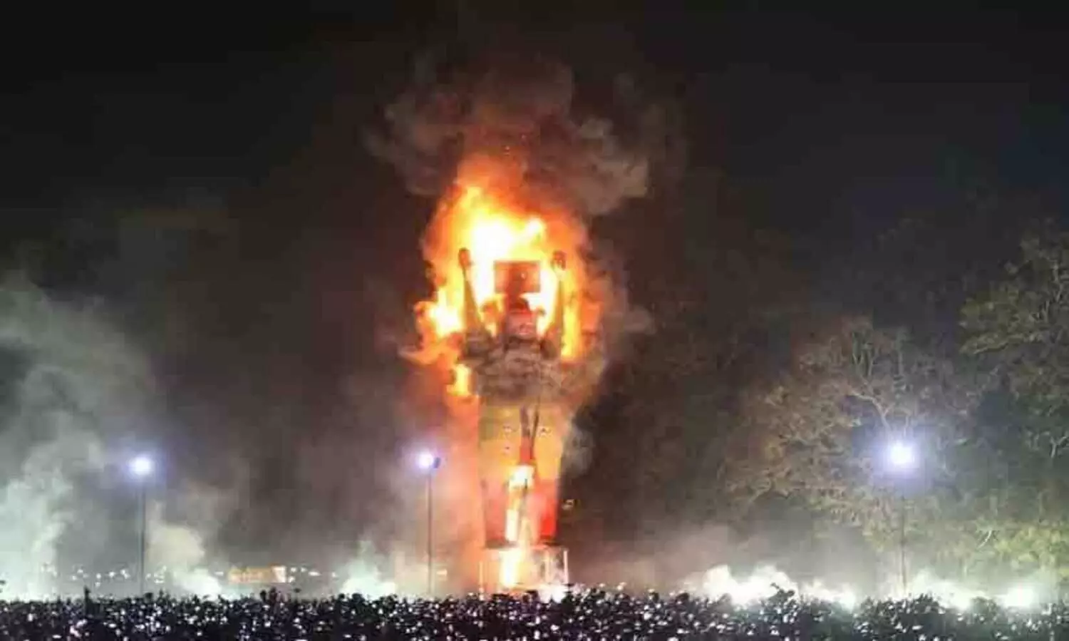 പുതുവത്സരത്തില്‍ കൊച്ചിയില്‍ രണ്ടിടത്ത് പാപ്പാഞ്ഞിയെ കത്തിക്കാം; ഹൈക്കോടതി അനുമതി