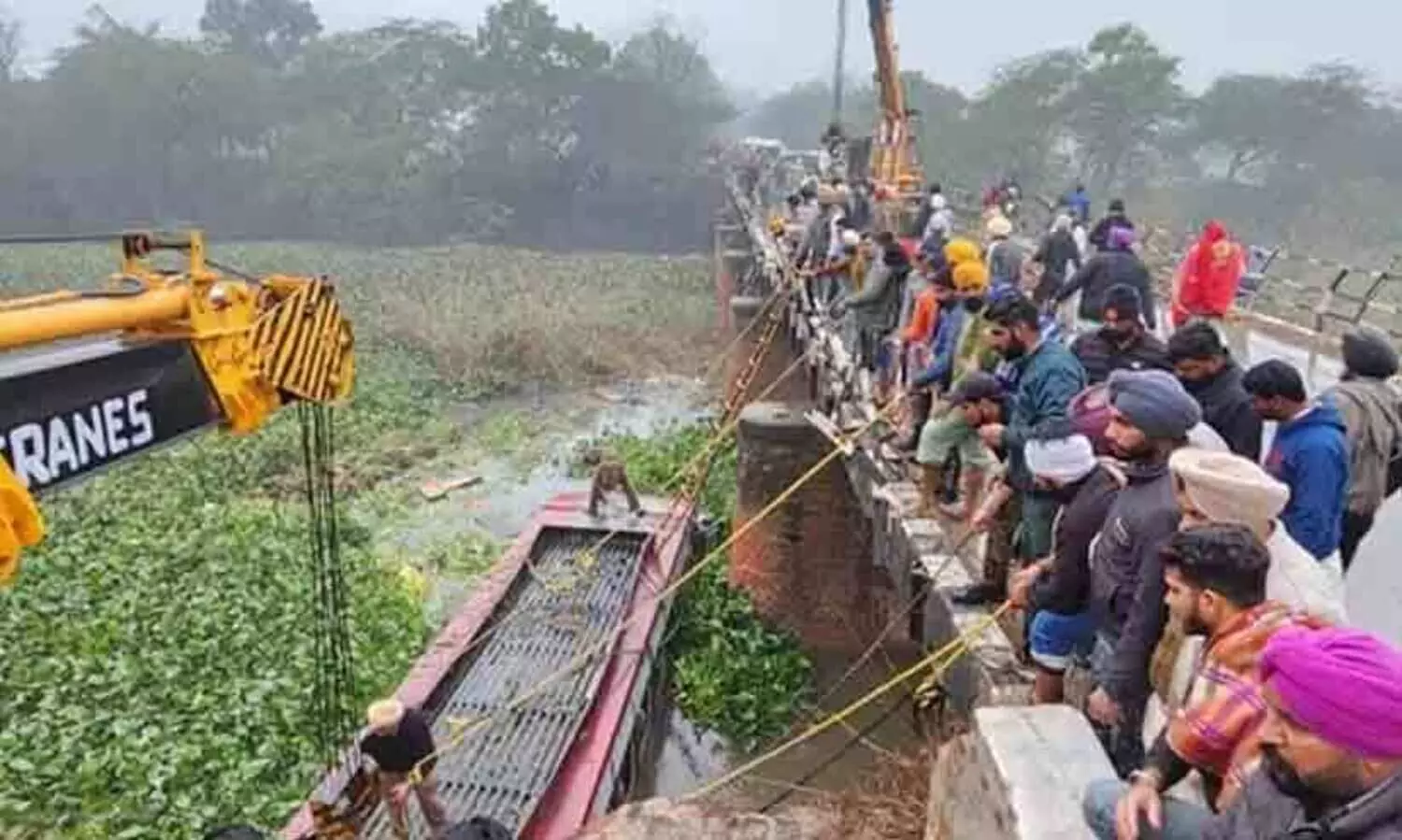 പഞ്ചാബിൽ ബസ് കനാലിലേക്ക് മറിഞ്ഞ് എട്ട് മരണം; നിരവധി പേർക്ക് ഗുരുതര പരിക്ക്
