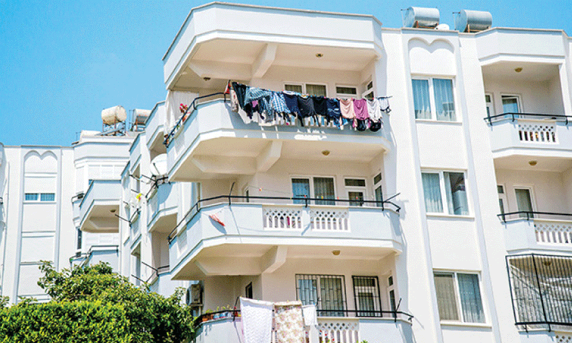 തു​റ​ന്നി​ട്ട ബാ​ല്‍ക്ക​ണി​യി​ല്‍ വ​സ്ത്ര​ങ്ങ​ള്‍  അ​ല​ക്കി​യി​ട്ടാ​ൽ ‘കീ​ശ​കീ​റും’