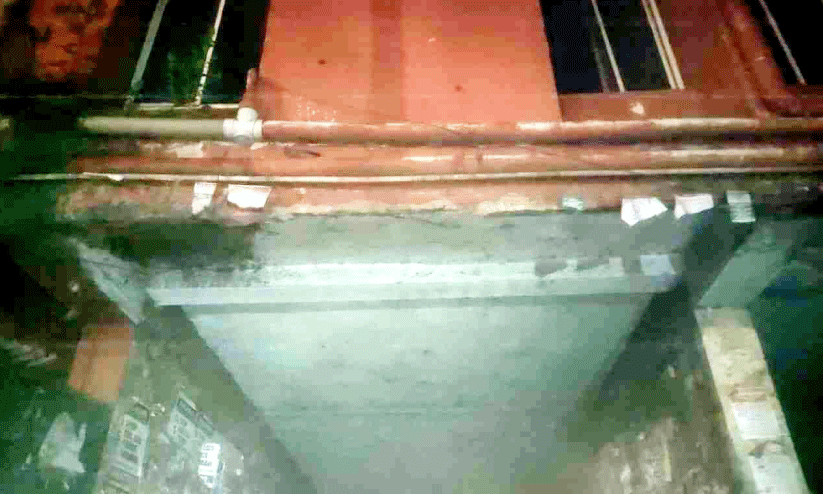 ഒ​റ്റ​പ്പാ​ലം ന​ഗ​ര​സ​ഭ ബ​സ് സ്റ്റാ​ൻ​ഡ് കോ​ൺ​ക്രീ​റ്റ് വീ​ണ്ടും അ​ട​ർ​ന്നു​വീ​ണു