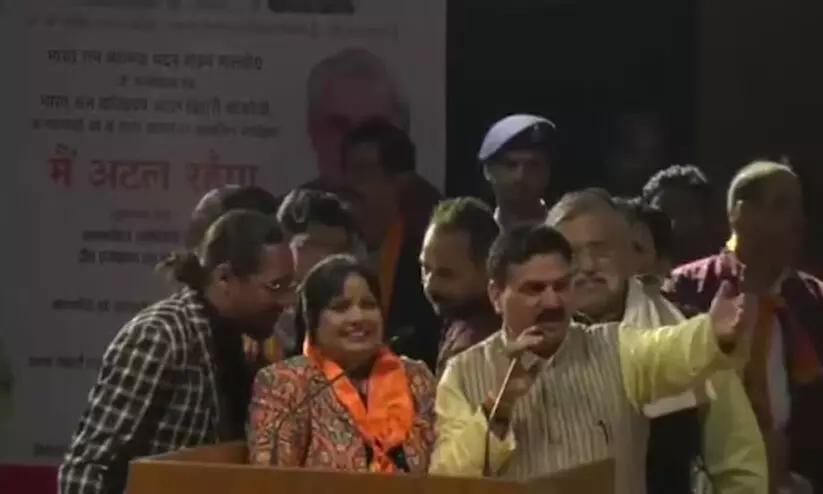 ബി.ജെ.പി പരിപാടിയിൽ ഗാന്ധിജിയുടെ ഇഷ്ട ഭജൻ ആലപിച്ച് ബിഹാറി ഗായിക; ജെയ് ശ്രീറാം വിളിപ്പിച്ച് മാപ്പു പറയിച്ച് ഹിന്ദുത്വവാദികൾ ബി.ജെ.പി പരിപാടിയിൽ ഗാന്ധിജിയുടെ ഇഷ്ട ഭജൻ ആലപിച്ച് ബിഹാറി ഗായിക; ജെയ് ശ്രീറാം വിളിപ്പിച്ച് മാപ്പു പറയിച്ച് ഹിന്ദുത്വവാദികൾ