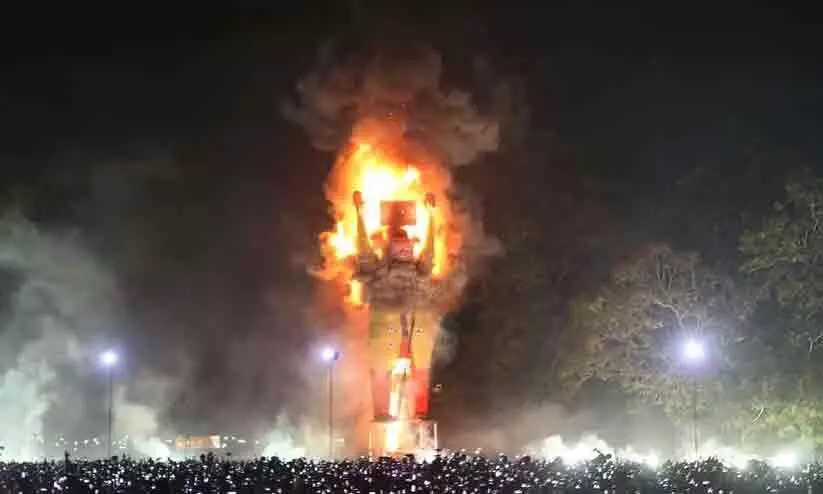 പുതുവത്സരത്തില് കൊച്ചിയില് രണ്ടിടത്ത് പാപ്പാഞ്ഞിയെ കത്തിക്കാം; ഹൈക്കോടതി അനുമതി പുതുവത്സരത്തില് കൊച്ചിയില് രണ്ടിടത്ത് പാപ്പാഞ്ഞിയെ കത്തിക്കാം; ഹൈക്കോടതി അനുമതി