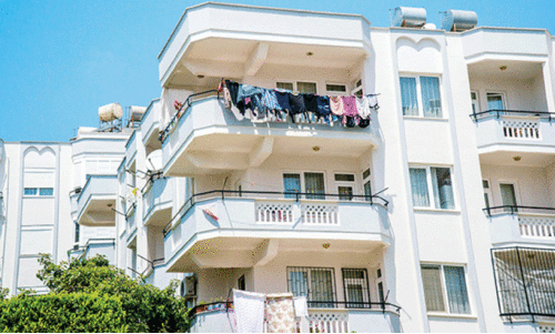 തു​റ​ന്നി​ട്ട ബാ​ല്‍ക്ക​ണി​യി​ല്‍ വ​സ്ത്ര​ങ്ങ​ള്‍  അ​ല​ക്കി​യി​ട്ടാ​ൽ ‘കീ​ശ​കീ​റും’