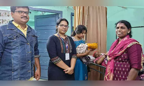 അ​വ​ൻ ജ​നി​ച്ചു, നടുറോഡിൽ വ​ന്യ​മൃ​ഗ​ങ്ങ​ൾ​ക്കി​ട​യി​ൽ...