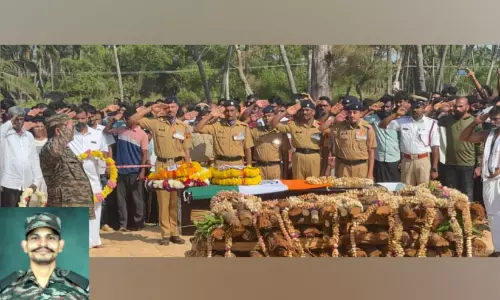 വീ​ര​മൃ​ത്യു വ​രി​ച്ച അ​നൂ​പ് പൂ​ജാ​രി​ക്ക് സൈ​നി​ക ബ​ഹു​മ​തി​ക​ളോ​ടെ വി​ട