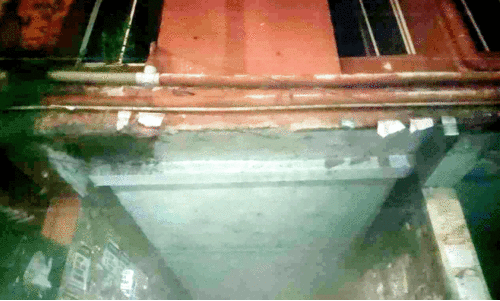 ഒ​റ്റ​പ്പാ​ലം ന​ഗ​ര​സ​ഭ ബ​സ് സ്റ്റാ​ൻ​ഡ് കോ​ൺ​ക്രീ​റ്റ് വീ​ണ്ടും അ​ട​ർ​ന്നു​വീ​ണു