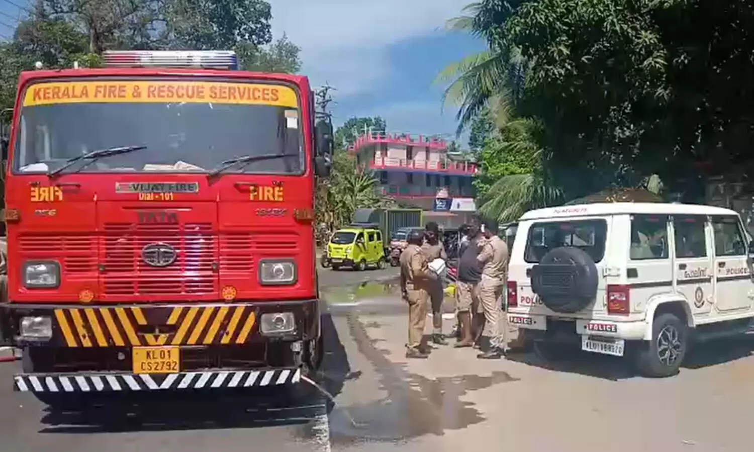 സ്കൂട്ടറിൽ ലോറി തട്ടി റോഡിൽവീണ് യാത്രികൻ; ചക്രം തലയിലൂടെ കയറിയിറങ്ങി ദാരുണാന്ത്യം