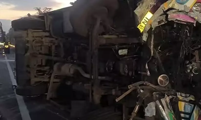 തമിഴ്നാട്ടിൽ ബസും കാറും കൂട്ടിയിടിച്ച് മൂന്ന് മലയാളികൾ മരിച്ചു തമിഴ്നാട്ടിൽ ബസും കാറും കൂട്ടിയിടിച്ച് മൂന്ന് മലയാളികൾ മരിച്ചു