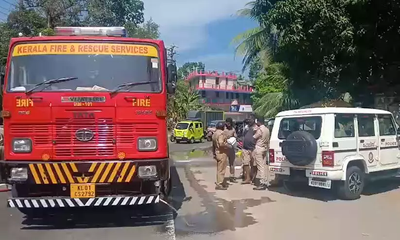 സ്കൂട്ടറിൽ ലോറി തട്ടി റോഡിൽവീണ് യാത്രികൻ; ചക്രം തലയിലൂടെ കയറിയിറങ്ങി ദാരുണാന്ത്യം സ്കൂട്ടറിൽ ലോറി തട്ടി റോഡിൽവീണ് യാത്രികൻ; ചക്രം തലയിലൂടെ കയറിയിറങ്ങി ദാരുണാന്ത്യം