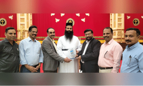 സെ​ന്റ് ജോ​ര്‍ജ് ക​ത്തീ​ഡ്ര​ലി​ല്‍ ക്രി​സ്മ​സ് ആ​ശം​സ​യു​മാ​യി കെ.​എം.​സി.​സി നേ​താ​ക്ക​ള്‍