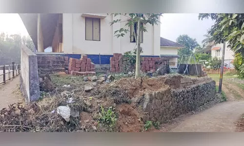 സ്വ​കാ​ര്യ വ്യ​ക്തി​ക്കുവേ​ണ്ടി സ്കൂ​ൾ മ​തി​ൽ പൊ​ളി​ച്ച​ത് വി​വാ​ദ​ത്തി​ൽ