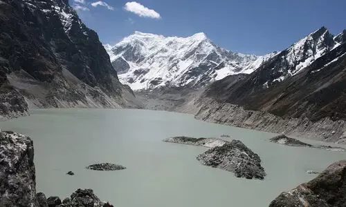 പൊട്ടിത്തെറിയുടെ വക്കിൽ ഹിമാലയത്തിലെ   മഞ്ഞു തടാകങ്ങൾ; വൻ പ്രളയ മുന്നറിയിപ്പുമായി ശാസ്ത്രജ്ഞർ