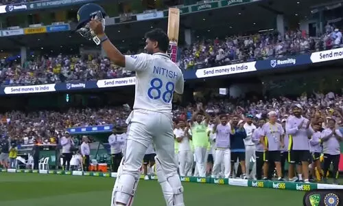 റെഡ്ഡി ഈസ് റെഡി! സെഞ്ച്വറി തികച്ച് നിതീഷ് കുമാർ റെഡ്ഡി! കാണികളുടെ കൂട്ടത്തിൽ ആവേശവുമായി അച്ഛൻ; നാലാം ടെസ്റ്റിൽ ഇന്ത്യ പൊരുതുന്നു