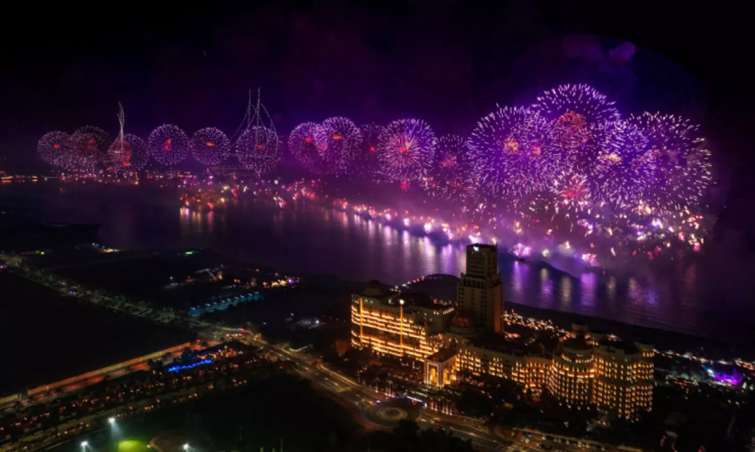 പു​തു​വ​ത്സ​ര​പ്പി​റ​വി​ക്ക്​ കാ​തോ​ർ​ത്ത്​ യു.​എ.​ഇ